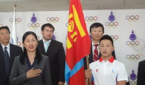 ССАЖ-ийн сайд Ц.Оюунгэрэл “НАНЬЖИН-2014” наадамд оролцогчдод Төрийн далбаа гардууллаа